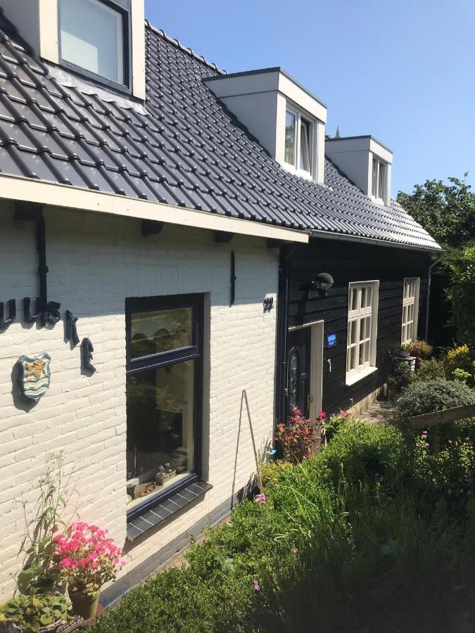 T Huuske Tuinappartement Met Fantastisch Uitzicht, Nabij Zee Zonnemaire Bagian luar foto